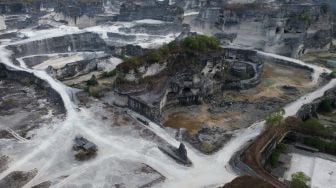 Foto udara tebing-tebing penambangan batu kapur Bukit Jaddih di Bangkalan, Jawa Timur, Minggu (25/10/2026). [ANTARA FOTO/Umarul Faruq/hma]