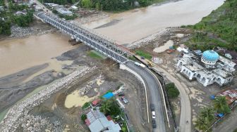Foto udara Jembatan Rangka Baja Teupin Mane yang menghubungkan jalur nasional BireuenâTakengon di Desa Teupin Mane, Kecamatan Juli, Bireuen, Aceh, Minggu (25/10/2026). [ANTARA FOTO/Akramul Muslim/hma]