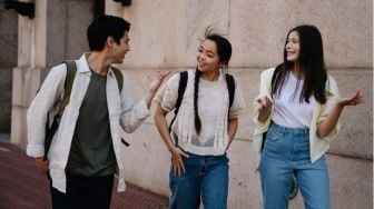 Bahasa Daerah Vs Slang Internet: Apakah Identitas Lokal Gen Z Mulai Punah?