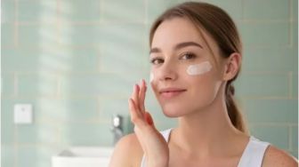 4 Tone Up Sunscreen Hyaluronic Acid, Bikin Cerah Seketika Bebas Dehidrasi