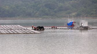 Pekerja melanjutkan pembangunan pembangkit listrik tenaga surya (PLTS) terapung di Waduk Tembesi, Batam, Kepulauan Riau, Sabtu (24/10/2026). [ANTARA FOTO/Fitra Yogi/tom]