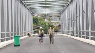 Ketua Tim Monitoring Satgas Percepatan Rehabilitasi dan Rekonstruksi (PRR) Pusat Pascabencana Alam Provinsi Aceh Imran (kanan) meninjau pembangunan Jembatan Rangka Baja Teupin Mane di Desa Teupin Mane, Kecamatan Juli, Bireuen, Aceh, Minggu (25/10/2026). [ANTARA FOTO/Akramul Muslim/hma]
