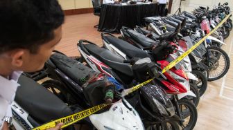 Polisi menghadirkan barang bukti motor saat pengungkapan pencurian kendaraan bermotor (curanmor) di Polres Lhokseumawe, Aceh, Senin (26/10/2026). [ANTARA FOTO/Rahmad/agr]