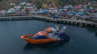 Menjangkau Pulau Terpencil, Bank Terapung Hadir di Bajo Sangkuang