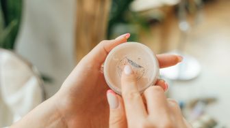 5 Loose Powder dengan Kandungan SPF untuk Makeup Halus Sekaligus Terlindungi dari Sinar UV
