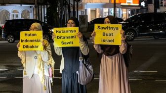 Heboh Trio Wanita Berjilbab Bentangkan Poster Isu Sawit Indonesia Dikirim ke Israel
