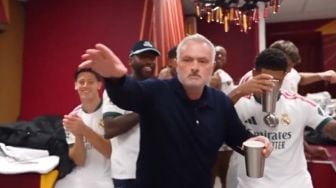 Mourinho Berlutut Sambil Julurkan Lidah di Camp Nou, Selebrasi Mbappe Jadi Panggung Kontroversi