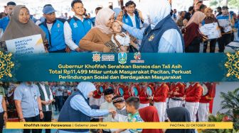 Gubernur Khofifah Serahkan Bansos dan Tali Asih bagi Masyarakat Pacitan Senilai Rp 11,499 M