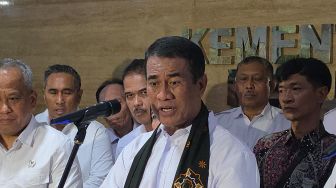 Peternak Ayam Petelur Ngeluh Harga Jual Anjlok, Mentan Amran Tawarkan Kasih ke MBG