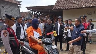 36 Adegan Diperagakan, Rekonstruksi Kasus Bos Bakar Sopir Truk di Karangasem Diwarnai Isak Tangis