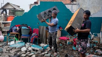 Warga mengevakuasi barang berharga dari rumahnya yang rusak diterjang angin puting beliung di Padalarang, Kabupaten Bandung Barat, Jawa Barat, Selasa (27/10/2026).  [ANTARA FOTO/Abdan Syakura/YU]