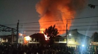 Kebakaran Landa Permukiman Padat di Menteng Jakpus, 16 Mobil Damkar Dikerahkan