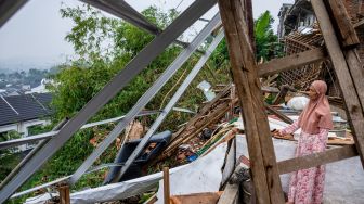 Warga melihat kondisi bangunan yang rusak diterjang angin puting beliung di Padalarang, Kabupaten Bandung Barat, Jawa Barat, Selasa (27/10/2026). [ANTARA FOTO/Abdan Syakura/YU]
