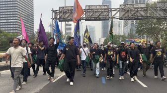 Mahasiswa UHAMKA Dihadang Polisi saat Long March ke Bundaran HI, TransJakarta Ikut Tertahan