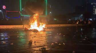 Massa Pendemo Bakar Barier Dekat Plaza UOB, Letusan Terdengar