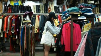 Sisi Gelap Tren Thrifting: Niat Kurangi Limbah, Malah Nimbun Baju Bekas