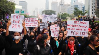 Diguyur Hujan Deras, Situasi Terkini Bundaran HI: Massa Bertahan, Jalur Ditutup