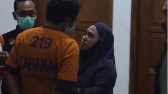 Baru Pulang Haji Bersama, Istri Sah Syok Suami Bakar Selingkuhan dan Balita di Kebun Bonsai
