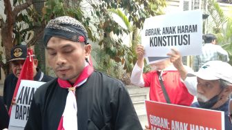 Demo di Rumah Jokowi, Massa Bawa Spanduk Gibran 'Anak Haram Konstitusi' Tuntut Mundur dari Wapres