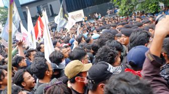 Massa dari berbagai elemen Mahasiswa dan masyarakat saling dorong dengan petugas saat melakukan aksi unjuk rasa di Kawasan Bundaran HI, Jakarta, Rabu (28/10/2026). [Suara.com/Alfian Winanto]