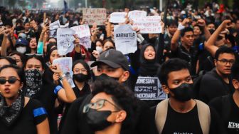 Massa dari berbagai elemen Mahasiswa dan masyarakat saat melakukan aksi unjuk rasa di Kawasan Bundaran HI, Jakarta, Rabu (28/10/2026). [Suara.com/Alfian Winanto]