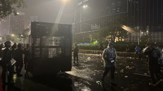 Diguyur Hujan Deras, Polisi Pukul Mundur Massa Demo Mahasiswa di Plaza UOB Dukuh Atas