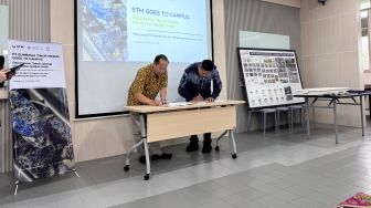 Belajar Geologi Tak Cukup dari Buku, Mahasiswa UGM Bedah Sampel Batuan Proyek Huu