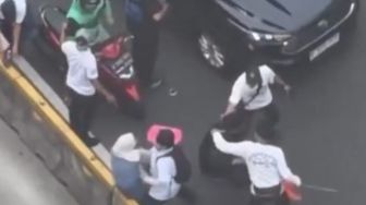 Viral Video Pria Kaos Putih Diduga Tangkap Paksa Pendemo, Sopir Ojol Dibanting ke Jalan