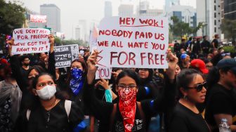 Massa dari berbagai elemen Mahasiswa dan masyarakat saat melakukan aksi unjuk rasa di Kawasan Bundaran HI, Jakarta, Rabu (28/10/2026). [Suara.com/Alfian Winanto]