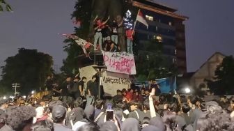 Tutup Jalan Slamet Riyadi, Aliansi Mahasiswa Soloraya Teriakkan 'Prabowo-Gibran Penuh Kegagalan!'