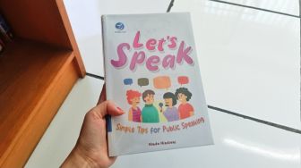 Tips Tampil Bersinar di Depan Panggung dalam Buku Let's Speak