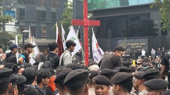 Salib Merah Besar ala Film 'Pesta Babi' Hiasi Demo Mahasiswa di Dukuh Atas, Ini Maknanya