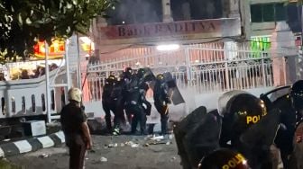 Demo Sumpah Pemuda di Jogja Ricuh: Gerbang DPRD DIY Didobrak, Wisatawan Malioboro Kocar-Kacir