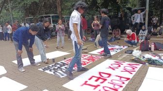 Lepas Jaket Almamater, Mahasiswa Melebur dalam Aksi di Bundaran HI