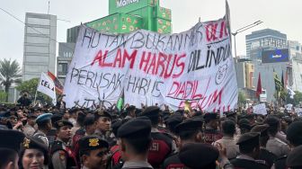 Spanduk Raksasa Karhutla Mahasiswa di Dukuh Atas: Hutan Bukan Milik Oligarki