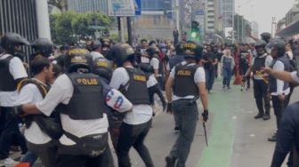 Bentrok Pecah di Grand Indonesia, Massa Demo Kena Hantam Baton dan Helm Aparat