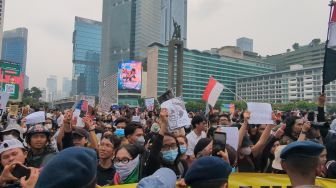 Tembus Barikade Aparat, Ribuan Mahasiswa dan Elemen Sipil Padati Bundaran HI