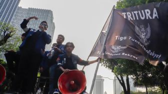 Sejumlah Mahasiswa Universitas Trisakti menggelar aksi unjuk rasa di kawasan Patung Kuda Arjuna Wiwaha, Jakarta, Kamis (29/10/2026). [Suara.com/Alfian Winanto]
