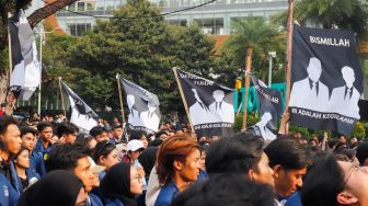 Sejumlah Mahasiswa Universitas Trisakti menggelar aksi unjuk rasa di kawasan Patung Kuda Arjuna Wiwaha, Jakarta, Kamis (29/10/2026). [Suara.com/Alfian Winanto]