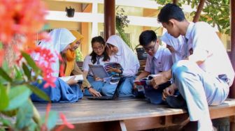Di Rumah atau Dirumah? Kesalahan Sepele yang Terus Berulang di Media Sosial