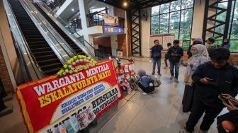 Setahun Tak Berfungsi, Eskalator Sky Bridge Stasiun Bojonggede Dikasih Karangan Bunga