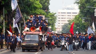 Sejumlah Mahasiswa Universitas Trisakti menggelar aksi unjuk rasa di kawasan Patung Kuda Arjuna Wiwaha, Jakarta, Kamis (29/10/2026). [Suara.com/Alfian Winanto]