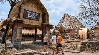 Dua Bulan Pascakebakaran, Wisatawan Mulai Kembali Sambangi Desa Adat Sade