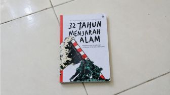 Buku 32 Tahun Menjarah Alam: Membongkar Sejarah Hancurnya Bumi Nusantara