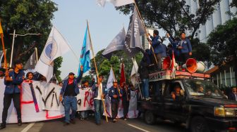 Sejumlah Mahasiswa Universitas Trisakti menggelar aksi unjuk rasa di kawasan Patung Kuda Arjuna Wiwaha, Jakarta, Kamis (29/10/2026). [Suara.com/Alfian Winanto]