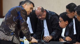 Terdakwa kasus dugaan pemerasan dan gratifikasi pengurusan izin tinggal WNA di lingkungan Ditjen Imigrasi, Silmy Karim (kiri) berbincang dengan kuasa hukumnya saat mengikuti sidang pembacaan surat dakwaan di Pengadilan Tipikor, Jakarta, Kamis (29/10/2026). [ANTARA FOTO/Indrianto Eko Suwarso/nz]