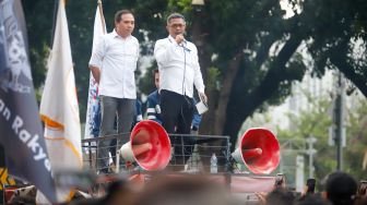 Stafsus Mensesneg Binbin Firman Tresnadi menemui Mahasiswa Universitas Trisakti yang menggelar aksi unjuk rasa di kawasan Patung Kuda Arjuna Wiwaha, Jakarta, Kamis (29/10/2026). [Suara.com/Alfian Winanto]