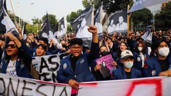Sejumlah Mahasiswa Universitas Trisakti menggelar aksi unjuk rasa di kawasan Patung Kuda Arjuna Wiwaha, Jakarta, Kamis (29/10/2026). [Suara.com/Alfian Winanto]