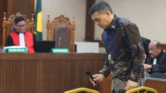 Terdakwa kasus dugaan pemerasan dan gratifikasi pengurusan izin tinggal WNA di lingkungan Ditjen Imigrasi, Silmy Karim (tengah) mengikuti sidang pembacaan surat dakwaan di Pengadilan Tipikor, Jakarta, Kamis (29/10/2026). [ANTARA FOTO/Indrianto Eko Suwarso/nz]