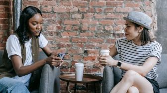 Antara Which Is dan Secara: Cara Gen Z Tetap Gaul Tanpa Merusak Bahasa Ibu